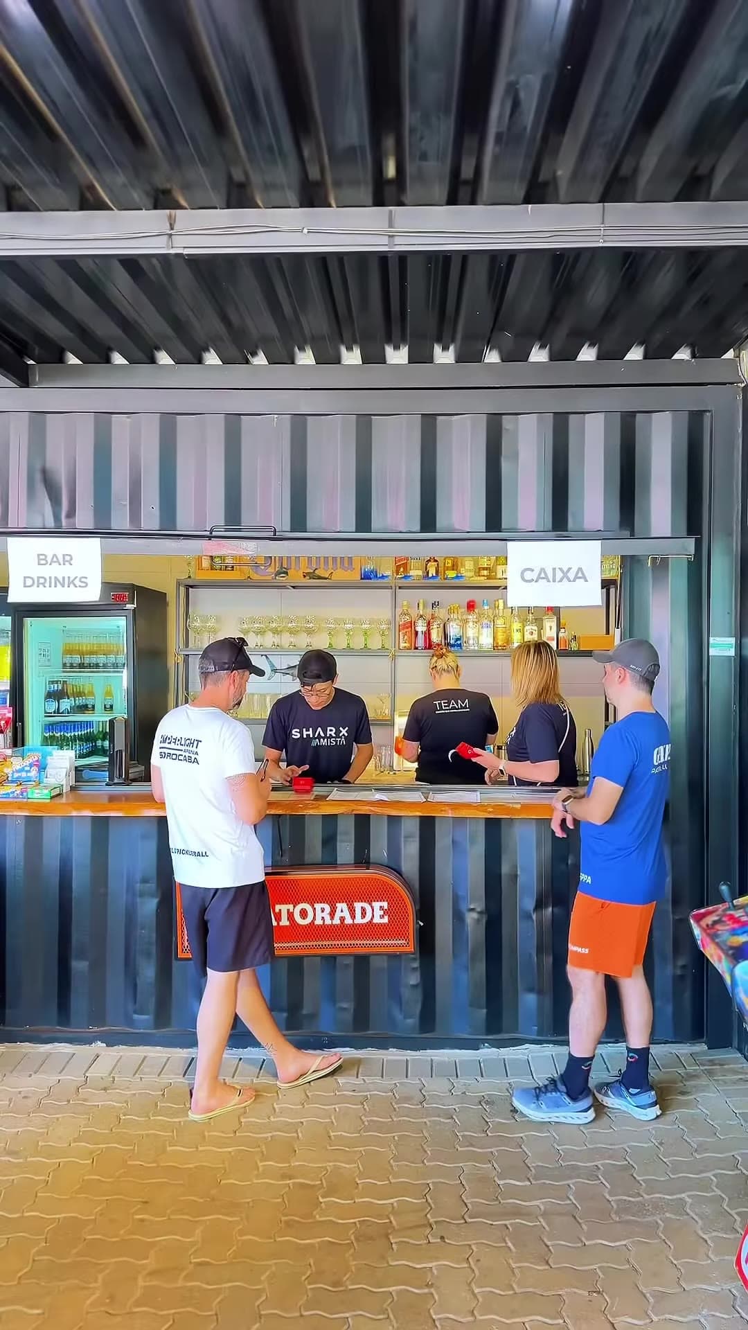 Bar de contêiner com o balcão aberto e clientes pedindo