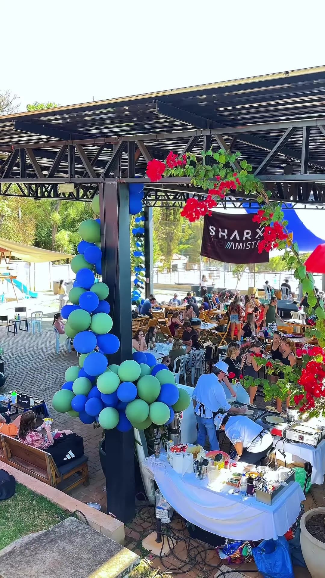 Festa na arena com arco de balões e a faixa da Sharx Amistà